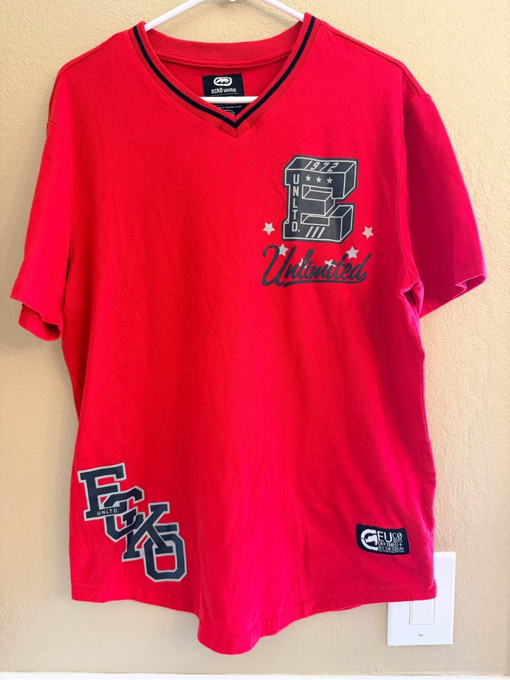 Ecko Unlimited Red Short‑Sleeve V‑Neck Graphic Tee